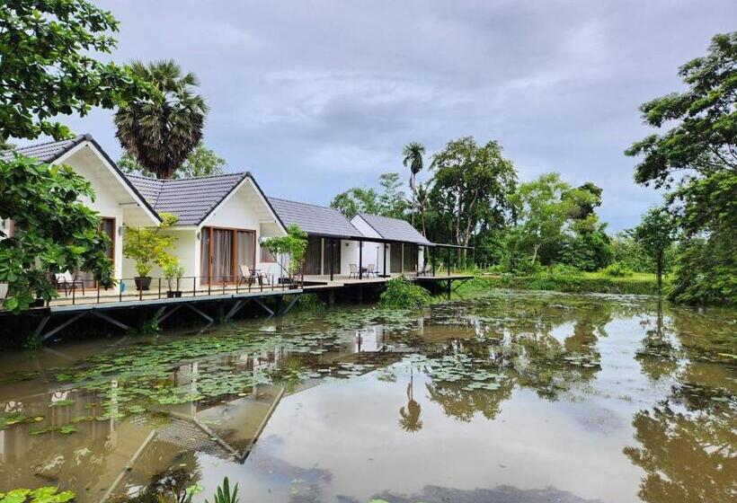 فندق The Duck Cafe And Resort