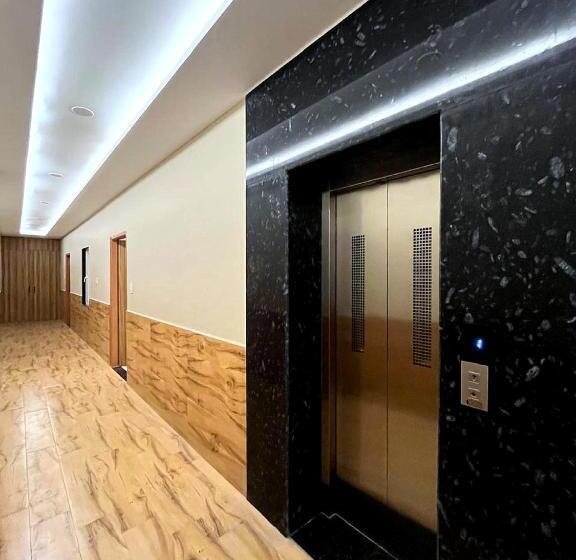 호텔 Vrinda Niddhivan ! Fully Ac, Prem Mandir At Walking Distance ! Just Near The Iskcon Temple   2