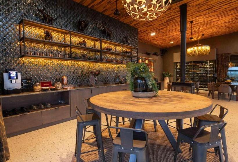 בית מלון כפרי Ximuwu Safari Lodge