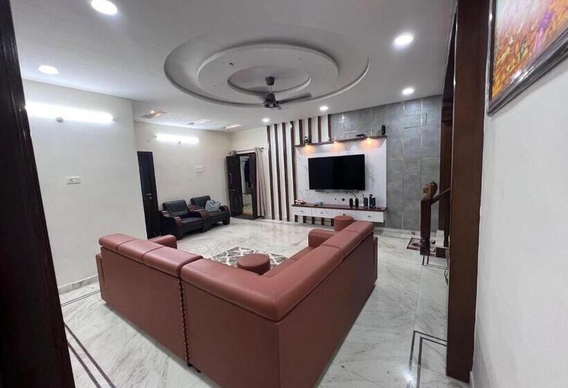 펜션 Arshiv S Mansion