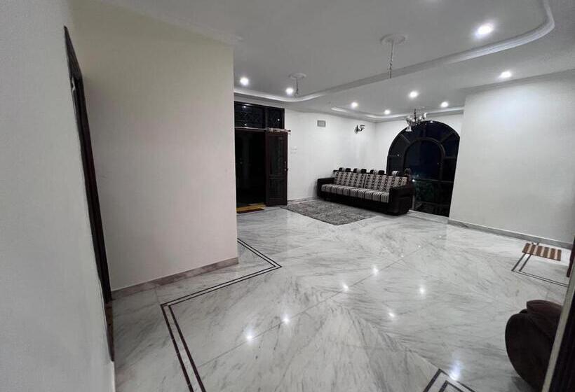 펜션 Arshiv S Mansion