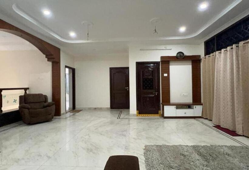 펜션 Arshiv S Mansion