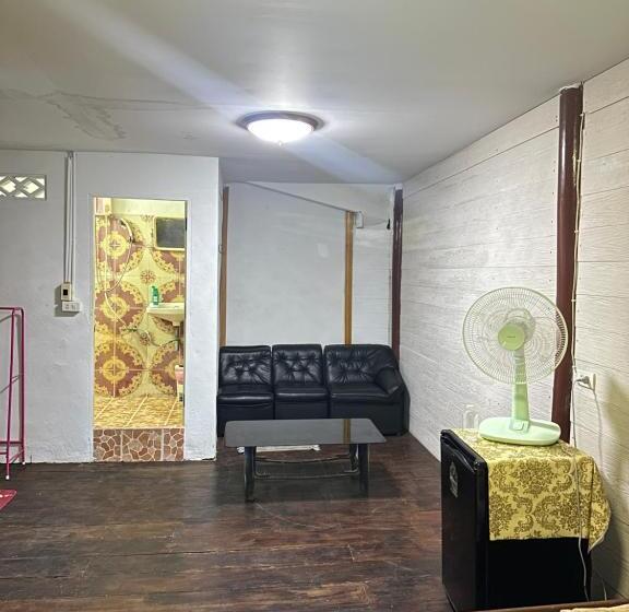 פנסיון Noahs Ark Suites