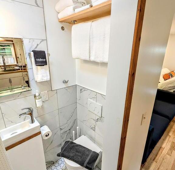 膳宿费 Private Suite Close To The Airport & Food Scene!
