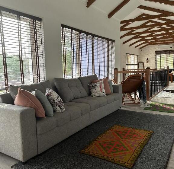 پانسیون The Oldman House