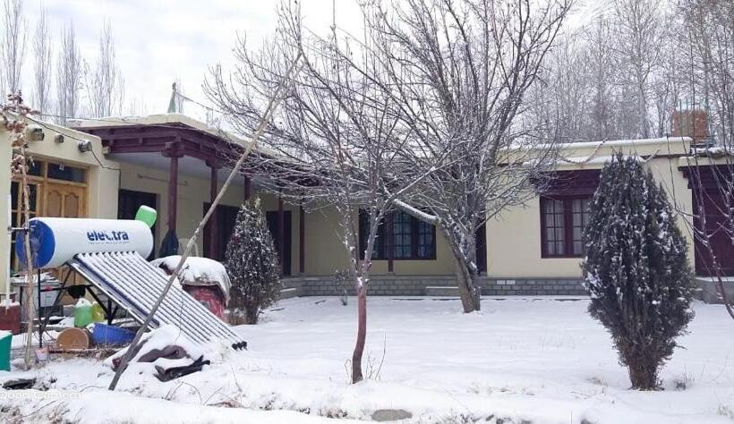 مبيت وإفطار Royal Mount Guest House Ladakh By Lexstays