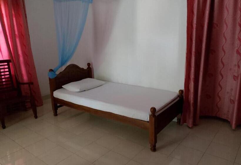 ホテル Indeewaree Lake View Resort