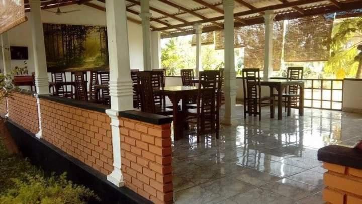 ホテル Indeewaree Lake View Resort