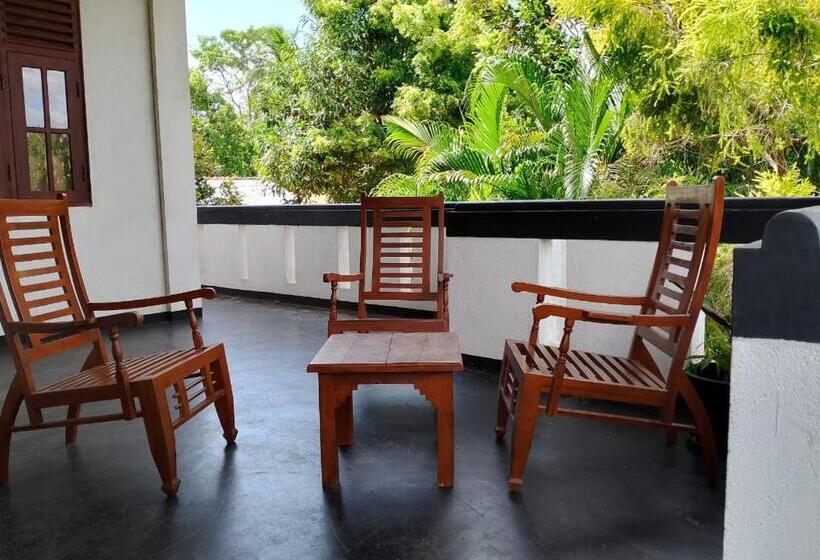 ホテル Indeewaree Lake View Resort