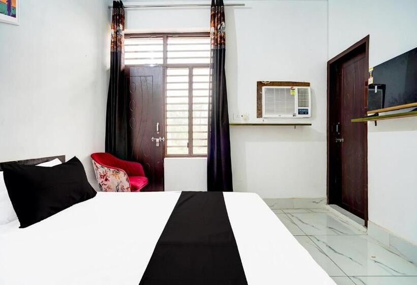 Отель O Eat Out Cafe & Rooms