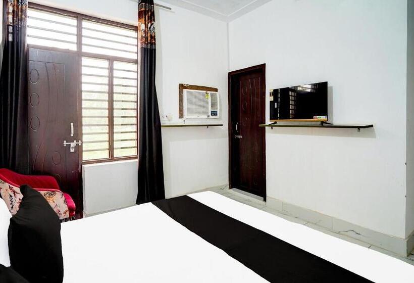 Отель O Eat Out Cafe & Rooms