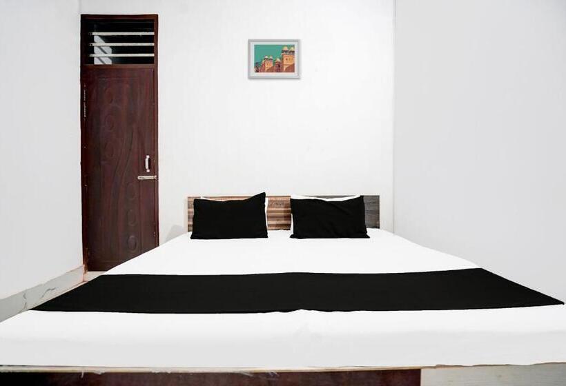 Отель O Eat Out Cafe & Rooms