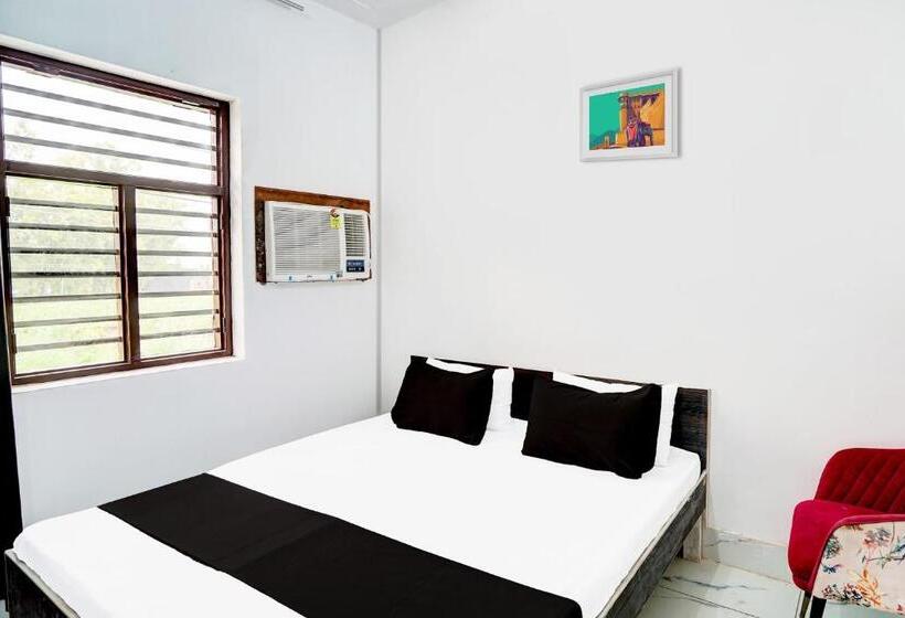 Отель O Eat Out Cafe & Rooms