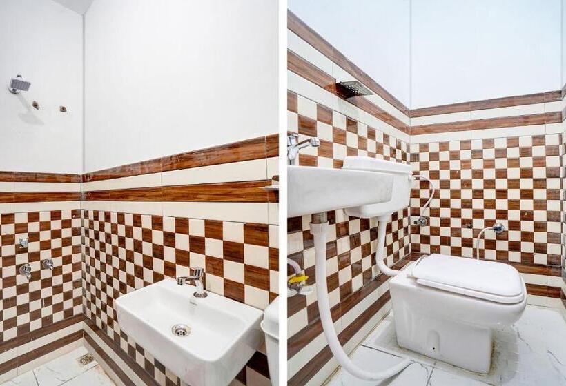 Отель O Eat Out Cafe & Rooms