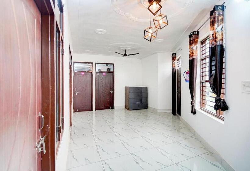 Отель O Eat Out Cafe & Rooms