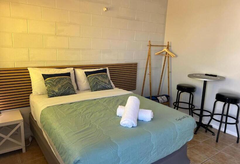Innisfail Riverfront Motel