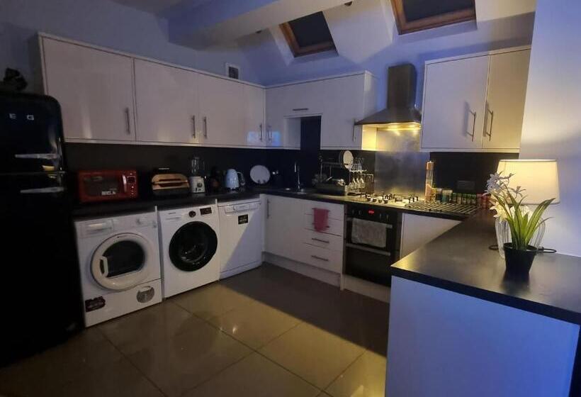 펜션 Big Double Room, 20 Mins To London