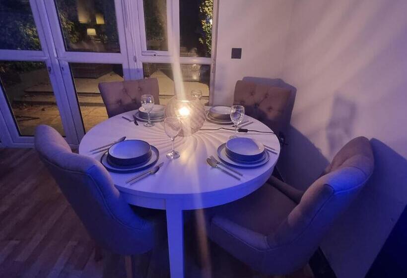 펜션 Big Double Room, 20 Mins To London