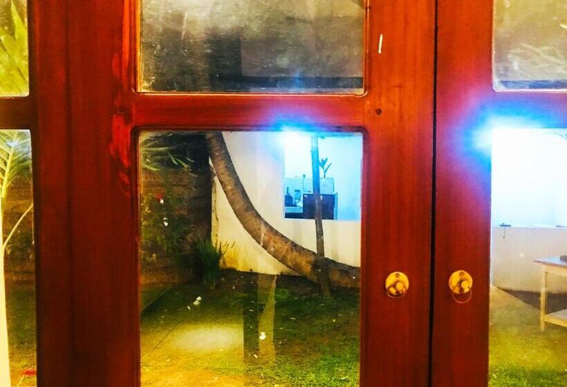 Пансион Chamara Inn