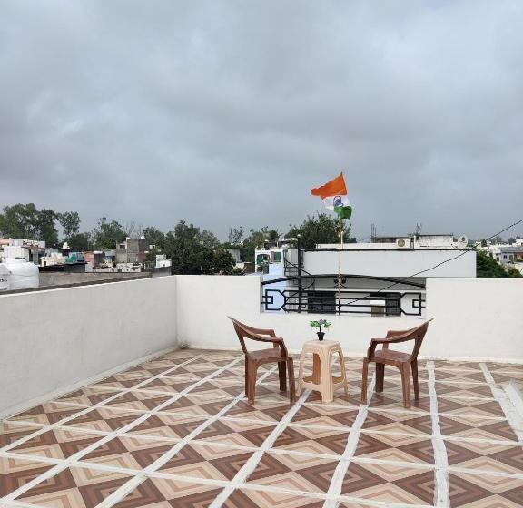 פנסיון Krishnaalay Guest House