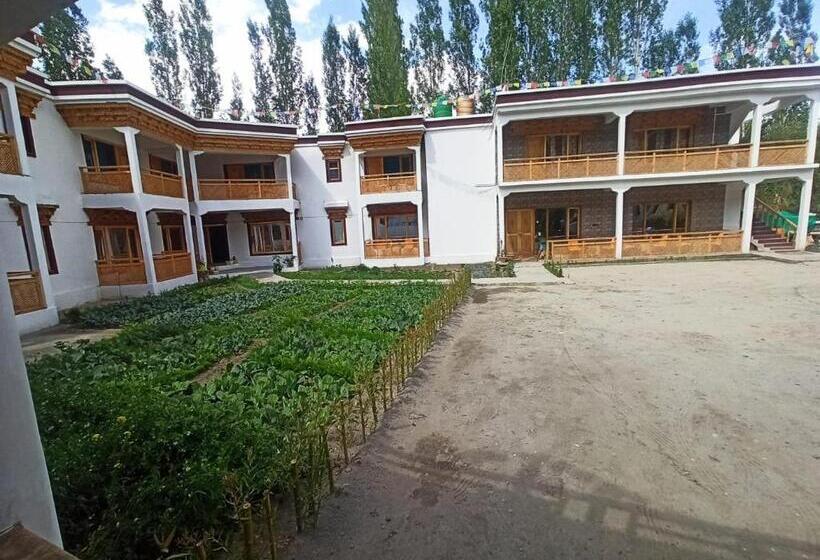 بنسيون Losar Guest House Ladakh By Lexstays