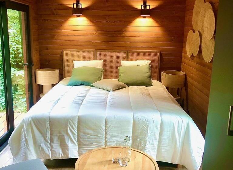 Отель Les Lodges De Vaugrigneuse