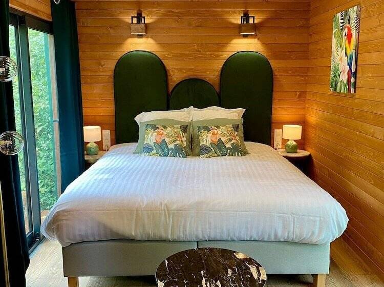 Отель Les Lodges De Vaugrigneuse