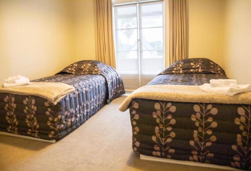 هتل The Wakefield Bar And Restaurant Ltd