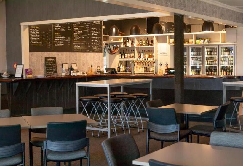 هتل The Wakefield Bar And Restaurant Ltd