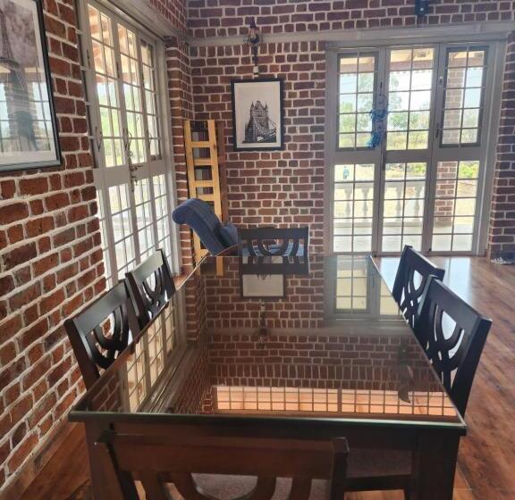 호텔 The Windsor Villa By Parisha Farm