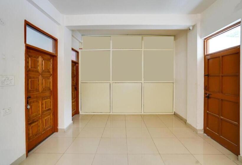 Oyo Hotel Royal Palace