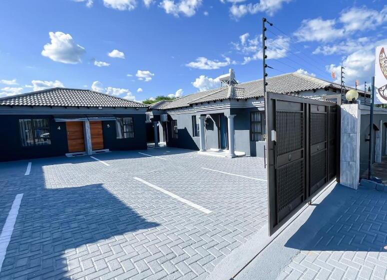 ペンション Nyakhosi Guest House