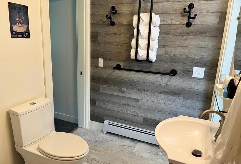 Profile Deluxe Motel