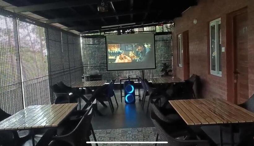 استراحتگاه 100 Oaks Estate