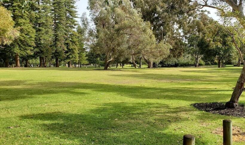 Central Subiaco Oasis 1 Bedroom Unit