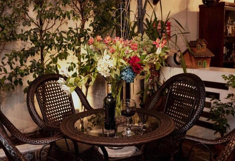 تختخواب و صبحانه La Farola