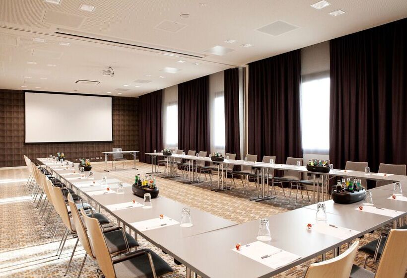 Отель Hampton By Hilton Aachen Tivoli