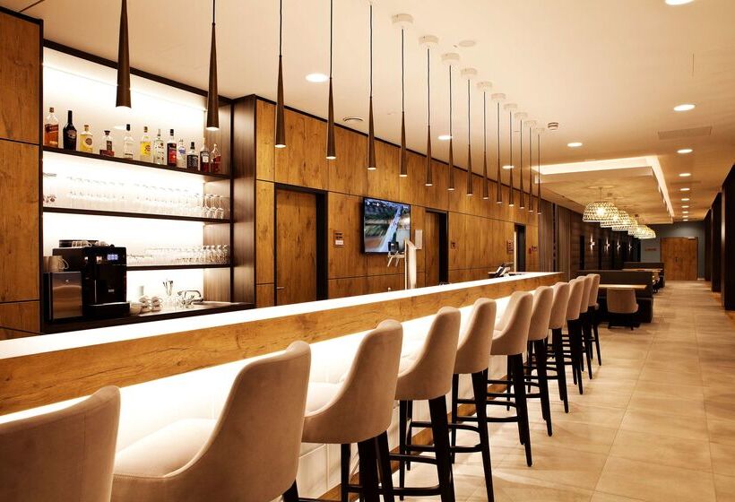 Отель Hampton By Hilton Aachen Tivoli