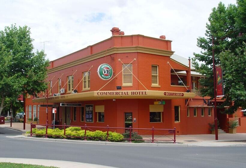 בית מלון כפרי The Commercial