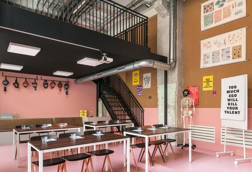 ホテル The Social Hub Maastricht