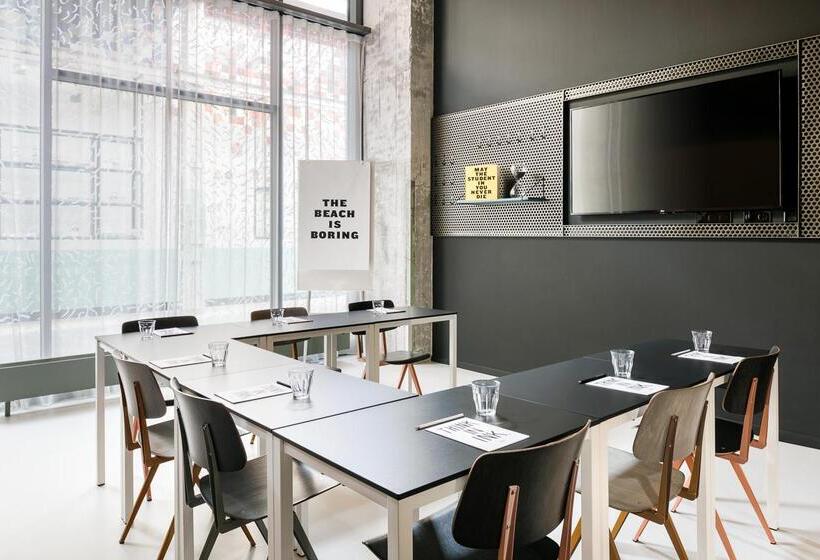 Отель The Social Hub Maastricht