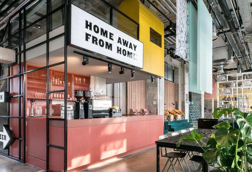 Отель The Social Hub Maastricht