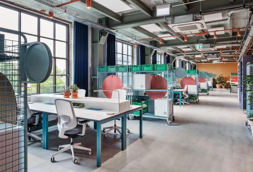 Отель The Social Hub Maastricht