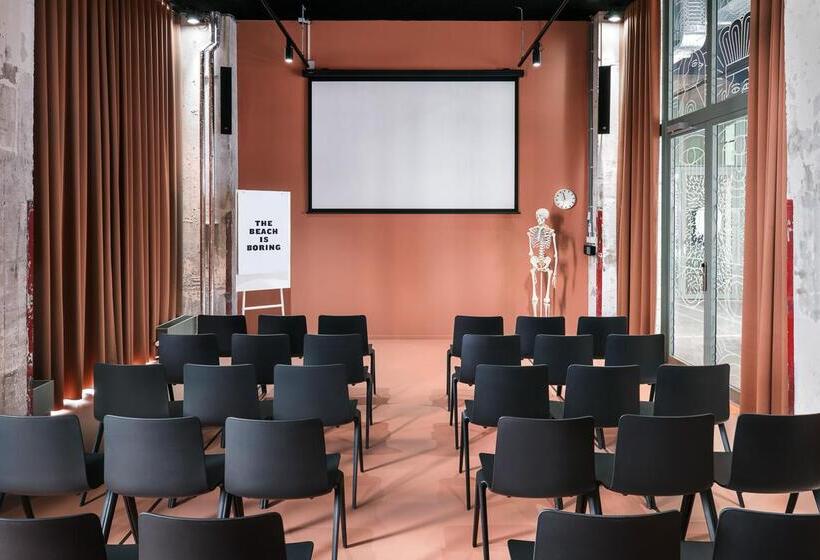 ホテル The Social Hub Maastricht