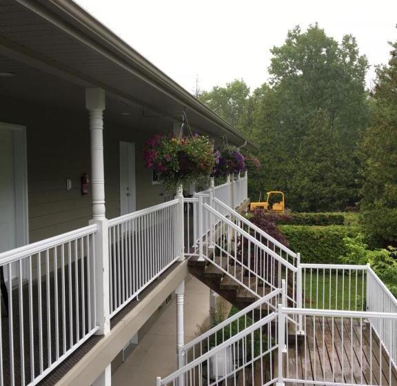 فندق على الطريق Adventure The Bruce Inn   Recently Renovated With Outdoor Hot Tub