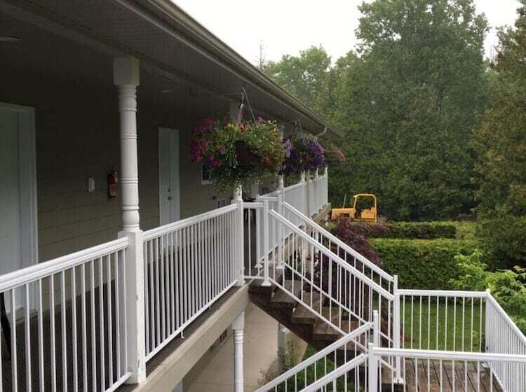 فندق على الطريق Adventure The Bruce Inn   Recently Renovated With Outdoor Hot Tub