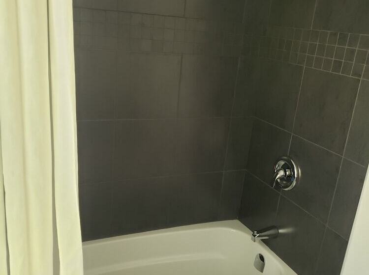 فندق على الطريق Adventure The Bruce Inn   Recently Renovated With Outdoor Hot Tub