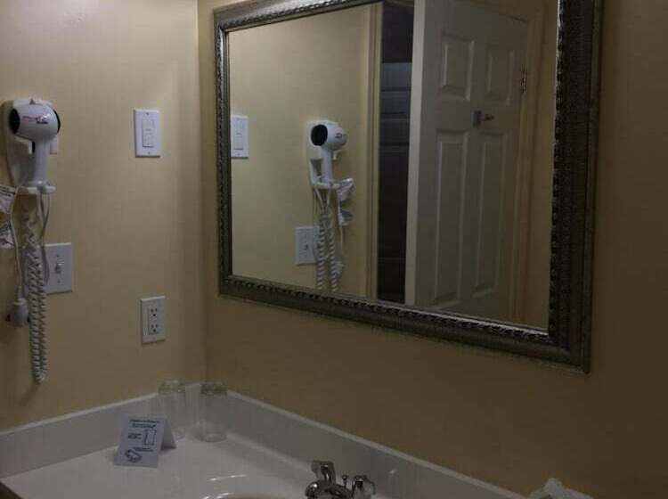 فندق على الطريق Adventure The Bruce Inn   Recently Renovated With Outdoor Hot Tub