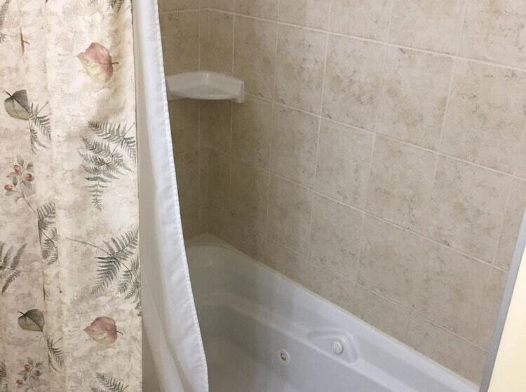 فندق على الطريق Adventure The Bruce Inn   Recently Renovated With Outdoor Hot Tub