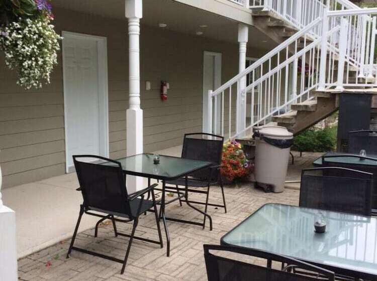 فندق على الطريق Adventure The Bruce Inn   Recently Renovated With Outdoor Hot Tub